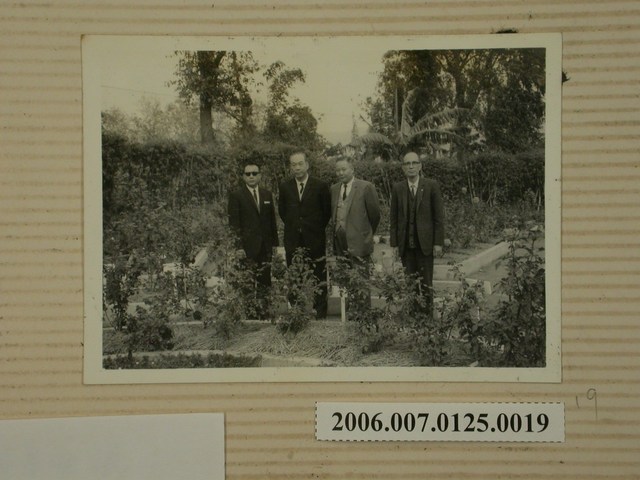 董事長劉闊才與3名男子合照 (共2張)