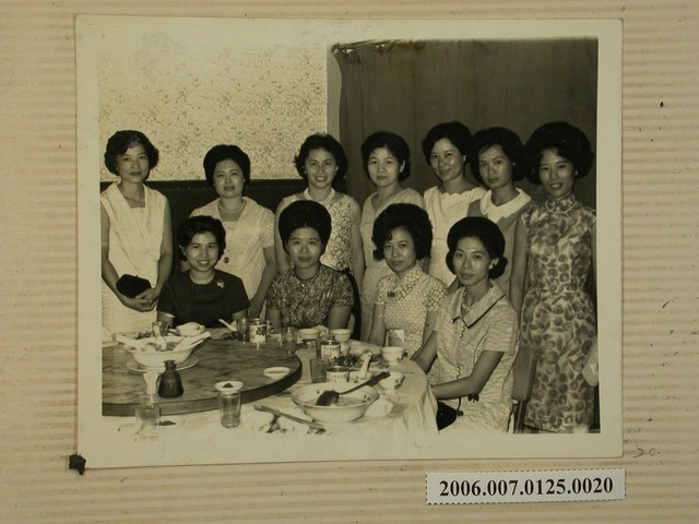 11名女子於餐桌前合照 (共1張)
