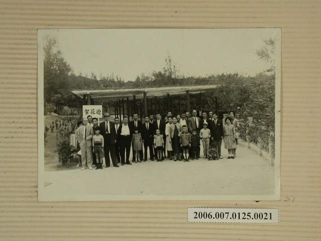 眾人在迎花架前合照 (共1張)