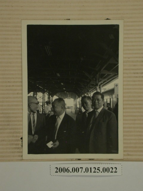 5人於臺中火車站月臺合照 (共2張)