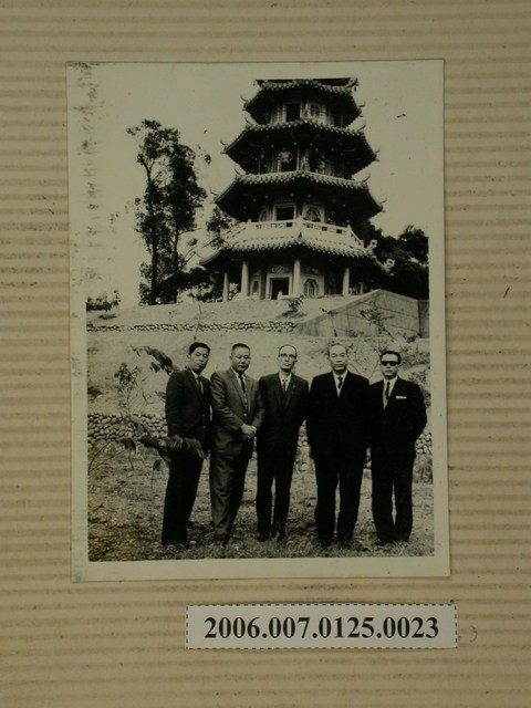 5名男子在塔前合照 (共2張)