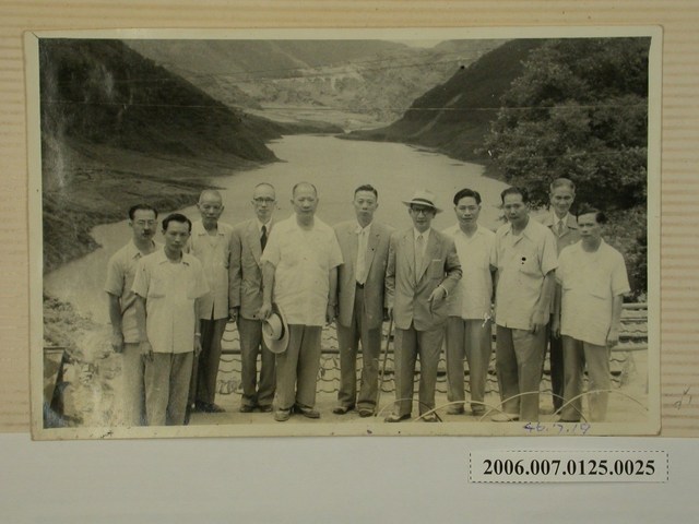 民國46年7月19日11名男子合照 (共2張)