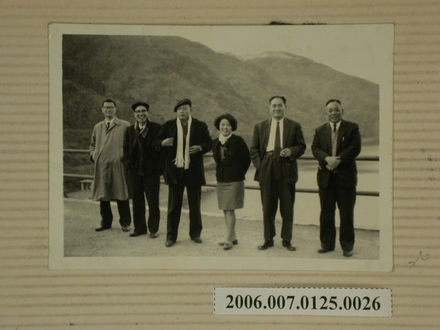 5男1女在欄杆前合照 (共1張)