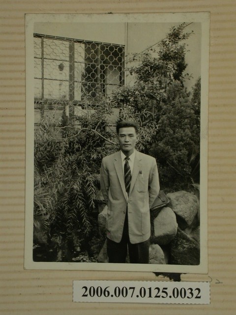 男子獨照 (共2張)