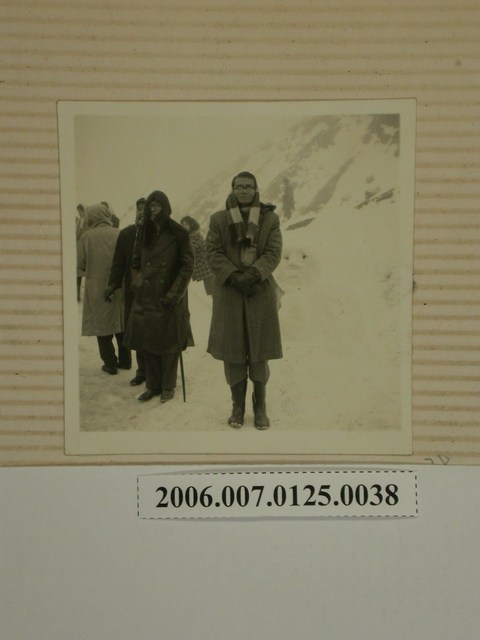 男子獨照 (共2張)