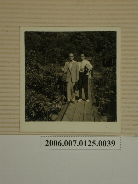 2名男子在吊橋上合照 (共2張)