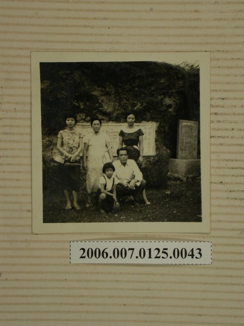 5人在烏鬼洞前合照 (共1張)