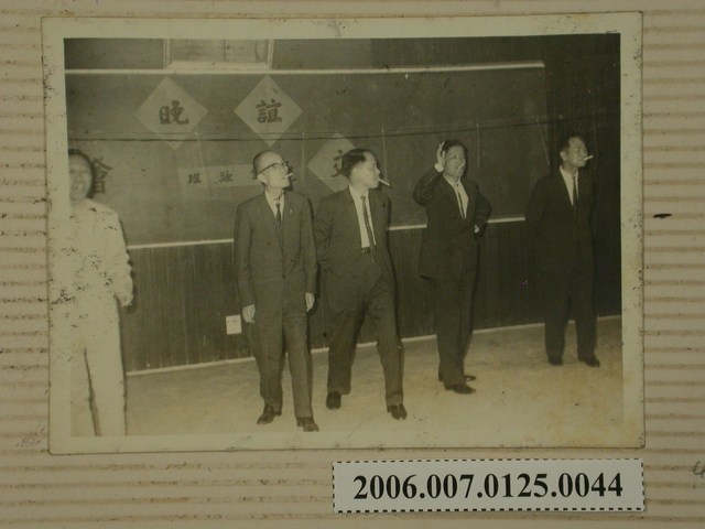 5名男子於交誼晚會中合照 (共1張)