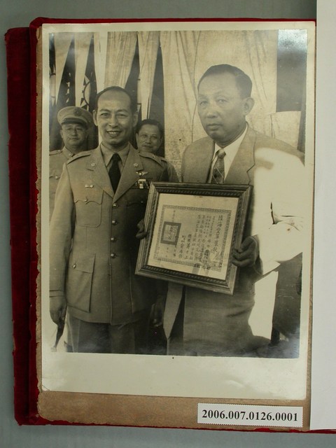 《陳錫卿先生施政照片集》〈陸海空軍獎狀頒獎〉 (共1張)