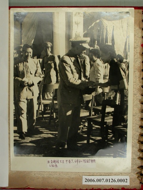 《陳錫卿先生施政照片集》〈吳國禎先生與黃杰主席和陳錫卿夫人致意〉 (共2張)