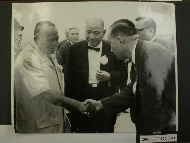 《陳錫卿先生施政照片集》〈民國五十一年八月馬拉加西總統來台留影〉 (共2張)