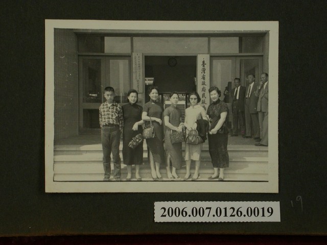 《陳錫卿先生施政照片集》〈省政府職員夫人們合照〉 (共1張)
