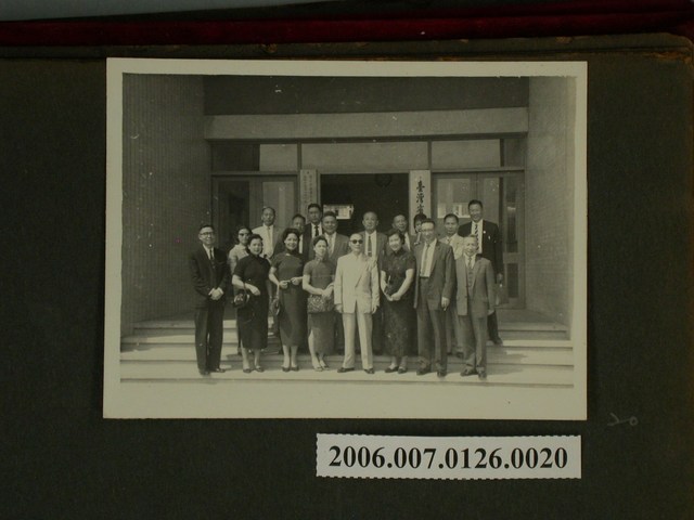 《陳錫卿先生施政照片集》〈省政府職員合照〉 (共1張)