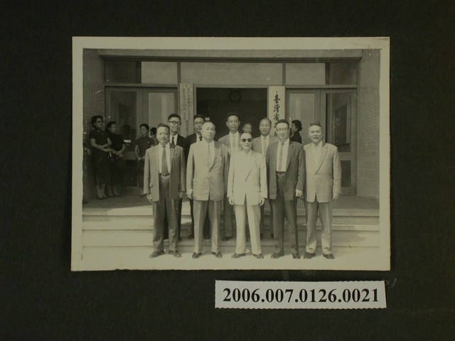 《陳錫卿先生施政照片集》〈省政府職員暨家人合照〉 (共1張)