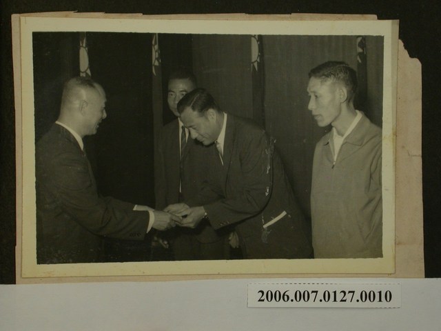 第29屆防空節頒發防護設備管理績優人員獎 (共2張)