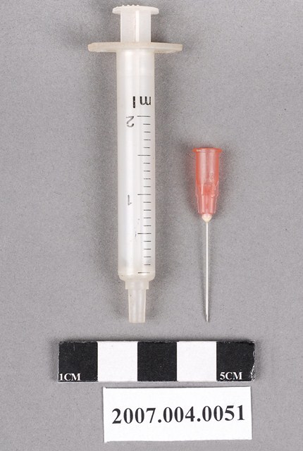 2 C.C.塑膠針筒 (共4張)
