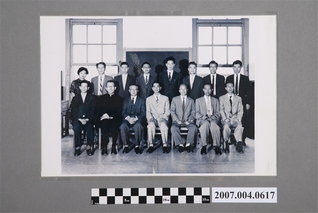 陳拱北與臺大教授於臺大公衛所圖書室合照 (共2張)