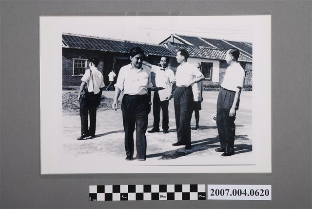 陳拱北等人調查農村衛生剪影 (共2張)