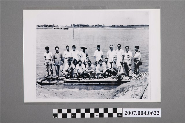 陳拱北等人調查烏腳病渡河合照 (共2張)