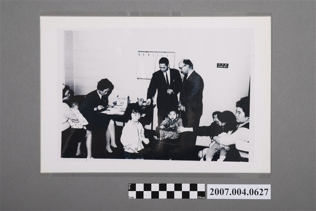 陳拱北攜外賓參觀公共衛生教學示範中心門診部 (共2張)