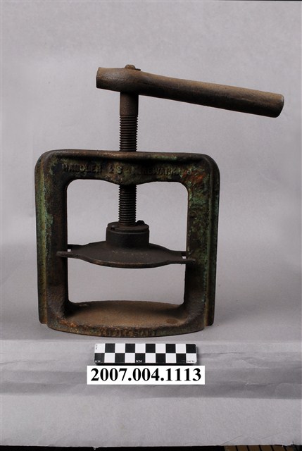 HANDLER & SON. NEWARK.N.J. LITTLE GIANT牙科煮模盒油壓機 (共5張)