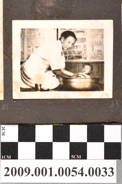 陸季盈妻陸林迎之大嫂為兒洗浴照 (共1張)