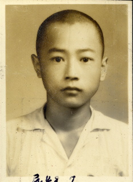 陸季盈長子陸東原少年時期個人照 (共2張)