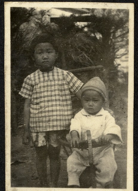 陸季盈長女陸光惠與長子陸東原姊弟兒時合照 (共2張)