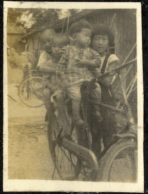 陸季盈兒女陸光惠、陸東原、陸振居及姪女陸采茗四人兒時合照 (共2張)