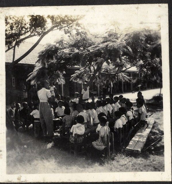 陸季盈長女陸光惠就讀高雄縣橋頭鄉五里林國小校園上課情形 (共2張)