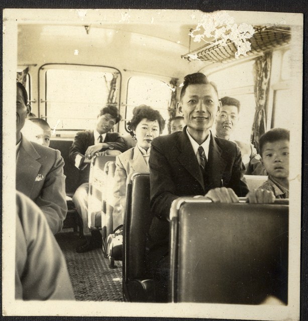 陸季盈與六弟陸季友、六弟媳結婚回門車上留影 (共2張)