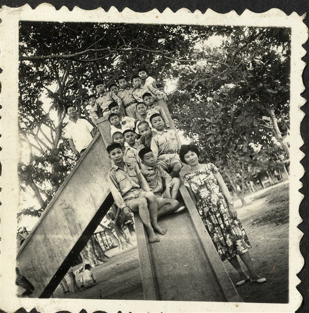 陸季盈二子陸振居與小學老師、同學合影 (共2張)