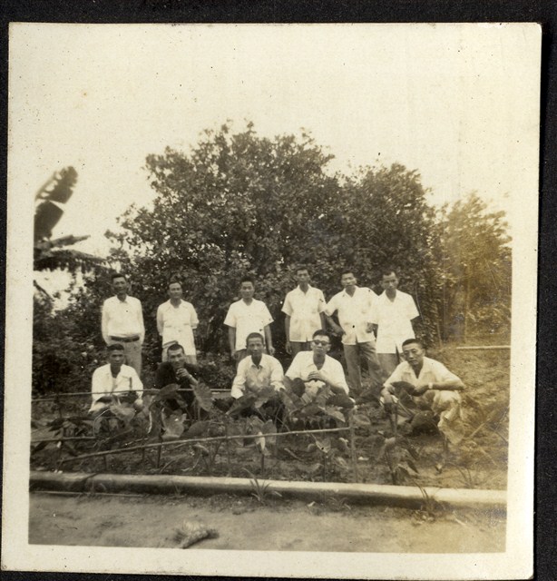 陸季盈與友人團體合照 (共2張)