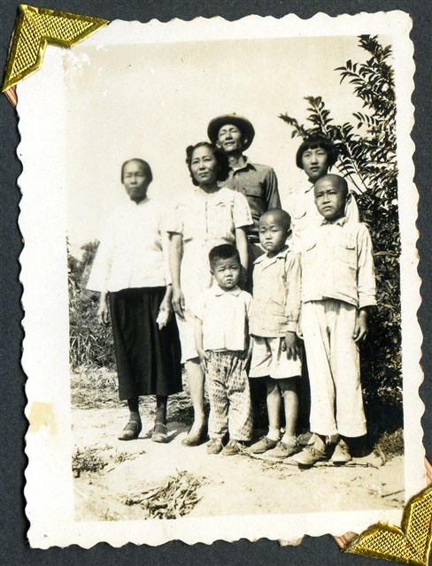 陸季盈家族7人合照 (共3張)