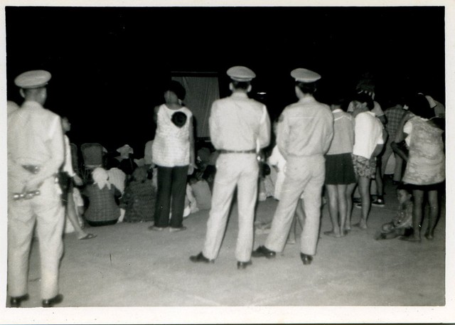 軍人與民眾背影 (共1張)