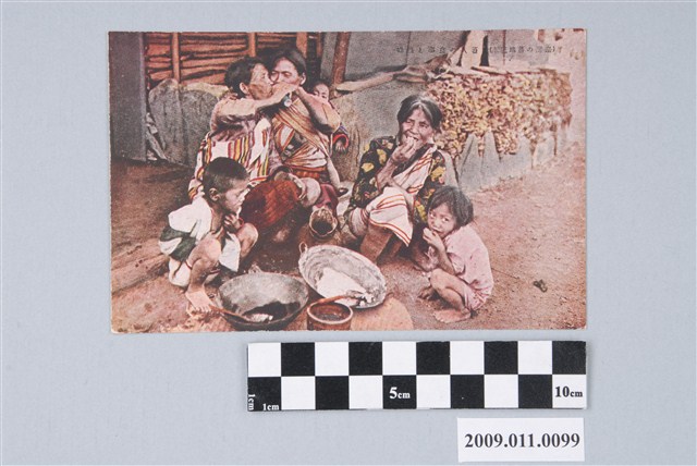 吃飯飲酒的泰雅族一家人 (共3張)