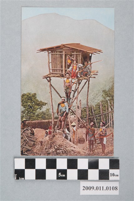 站在瞭望塔上的泰雅族人 (共3張)
