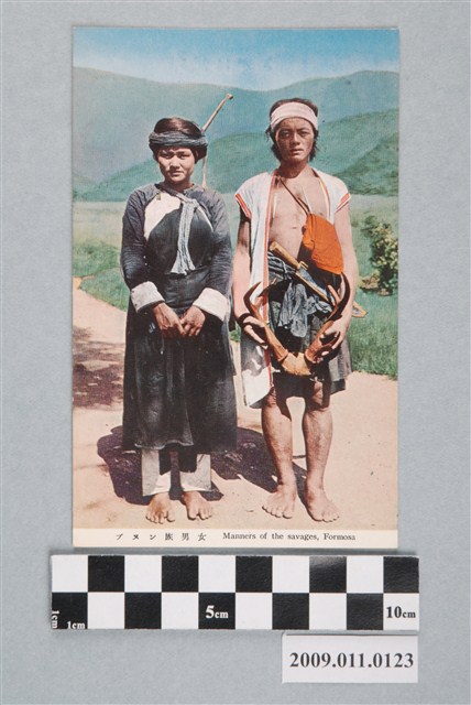 前往番產交易所的布農族男女 (共3張)