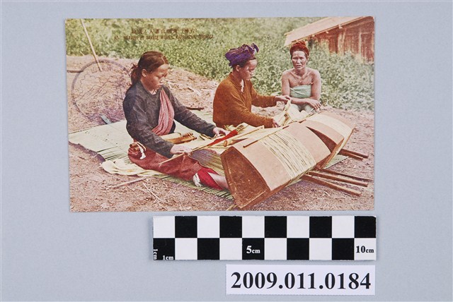 織布的角板山泰雅族婦女 (共2張)