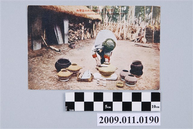 阿美族婦女的陶器製作 (共2張)