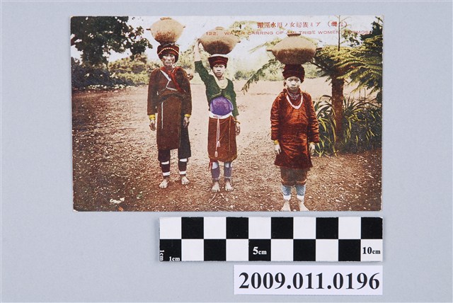 用陶壺取水搬運的阿美族婦女 (共2張)