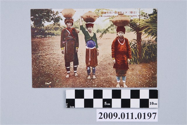 用陶壺取水搬運的阿美族婦女 (共2張)