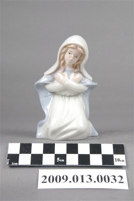 釉下彩跪姿修女陶瓷擺飾 (共5張)