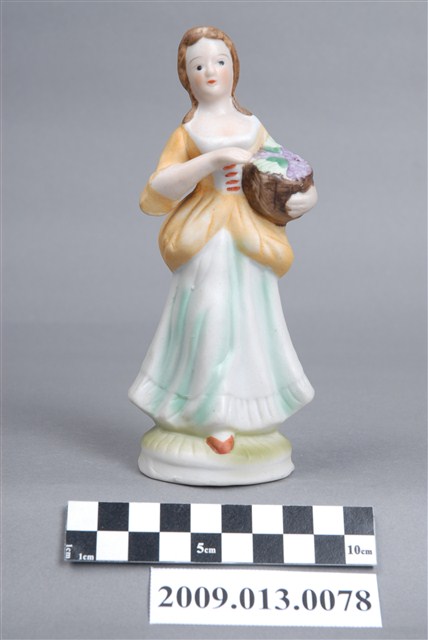 彩繪西洋抱葡萄婦女瓷偶 (共5張)