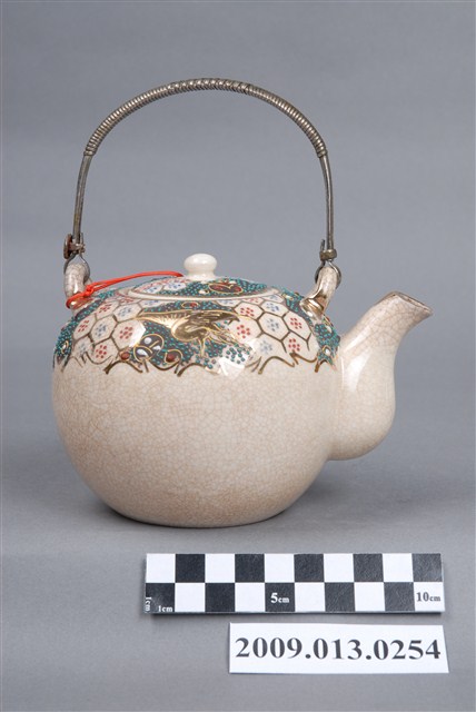 青釉金彩鶴紋壺 (共11張)