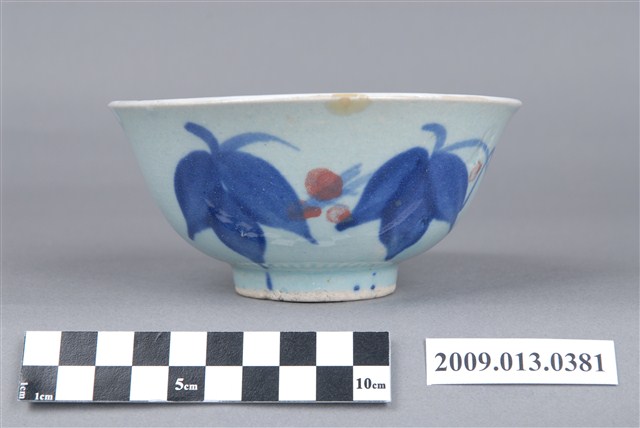 青花紅彩三葉紋淡藍釉碗 (共9張)