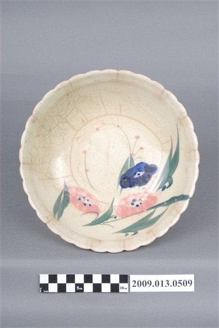 淡綠釉彩繪花卉紋菱花口碗 (共7張)