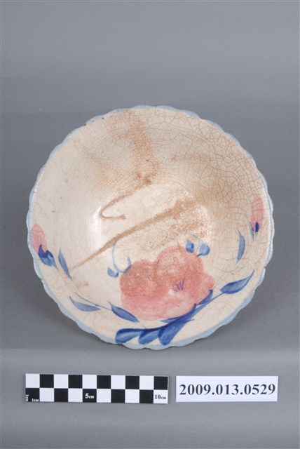 青花粉紅彩花卉紋菱花口碗 (共7張)