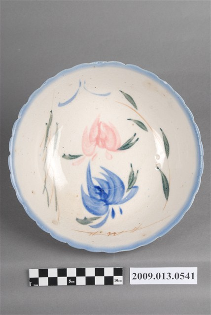 彩繪花卉紋菱花口碗 (共7張)