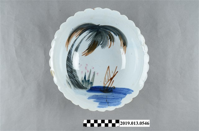 彩繪椰樹海景紋菱花口碗 (共7張)
